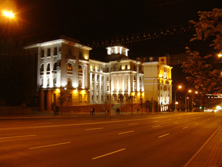 Fototapeta na wymiar minsk - Hauptstrasse oświetlony budynek