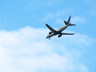 Fototapeta na wymiar airplane in the sky preparing to land