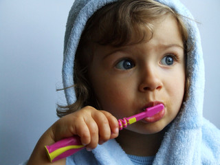 girl brushing teeth