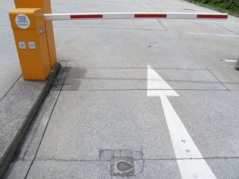 schranke auf parkplatzzufahrt