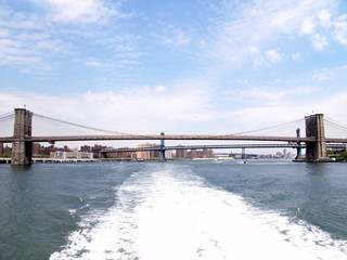 Fototapeta premium brooklynbridge im fahrwasser