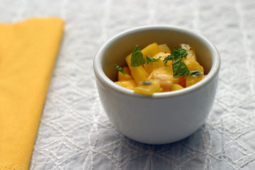 mangue marinée au poivre et à la menthe