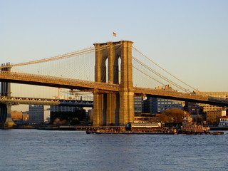 Fototapeta na wymiar Brooklyn Bridge w wieczornym