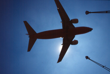 Fototapeta na wymiar Samolot na niebieskim tle