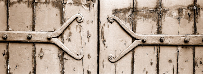 detail d'un volet en bois au pays de salers en auv