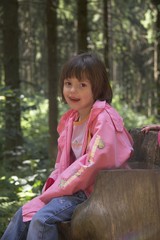 mädchen auf einem baumstumpf im wald 02