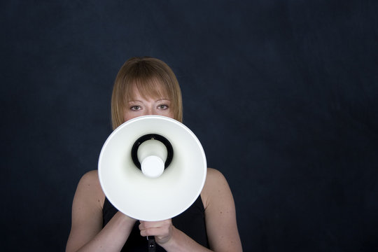 frau mit megaphon