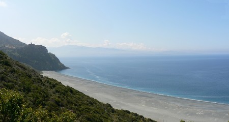 une plage dans le cap corse