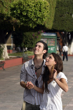 pareja observando