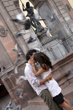 pareja besandose