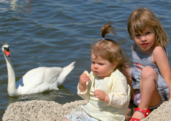 enfants assis ensemble