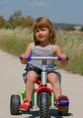 Enfant heureux sur son tricycle