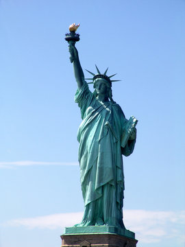 freiheitsstatue vor blauem himmel
