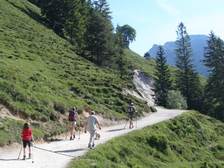 menschen beim wandern im hochgebirge