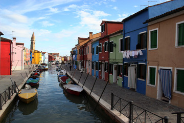 Fototapeta na wymiar łodzie i domy: Wenecja Włochy wyspa Burano