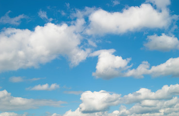 Naklejka na ściany i meble Błękitne niebo z białymi chmurami w południe - zdjęcie 2