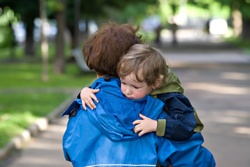 mum carries the kid