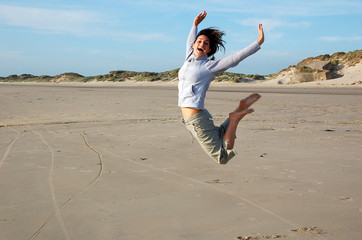 femme heureuse sautant