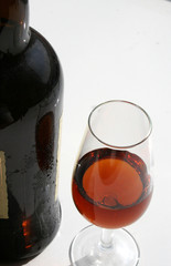 copa  y botella de vino