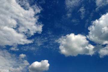 Naklejka na ściany i meble chmury na niebie