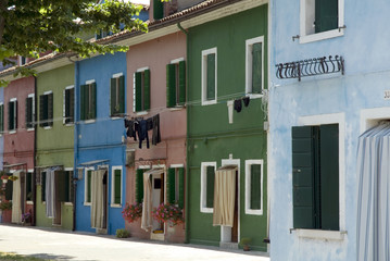 Fototapeta na wymiar kolorowe fasady domów na Burano