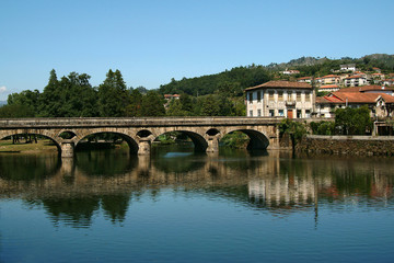 Fototapeta na wymiar Rzymski most odzwierciedlenie w rzece