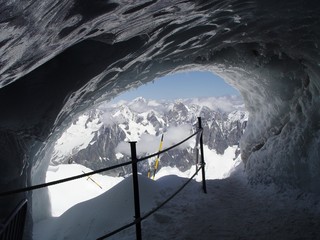 tunnel in gletsjer near the mont blanc