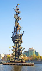 Fototapeta na wymiar monument to peter the great on moscow-river