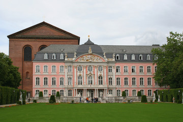 Fototapeta na wymiar erbischöfliches Palais trier