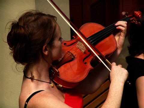 mujer tocando el violin