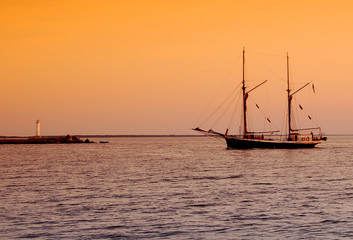 Fototapeta premium ship heading to docks after sunset