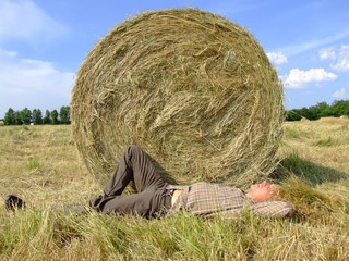 mann vor strohballen 4