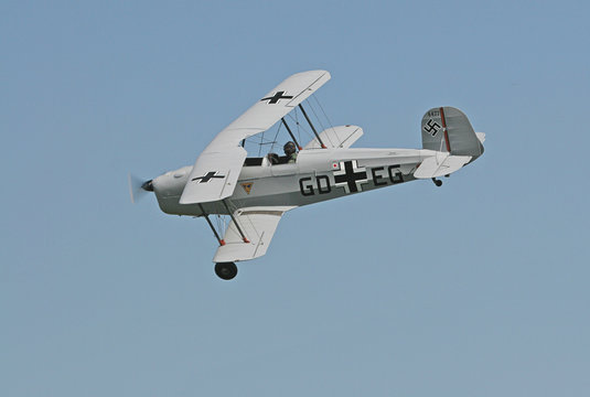 casa 1.131e jungmann in flight