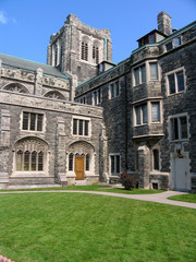 Fototapeta na wymiar trawnik z średniowiecznym stylu budynku uczelni