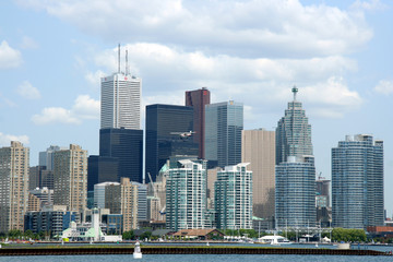 Fototapeta na wymiar lądowanie samolotu w centrum Toronto lotnisko