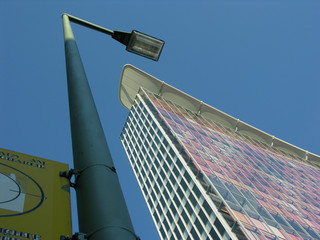 lampe über hochhaus