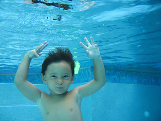 boy swimming - 910265