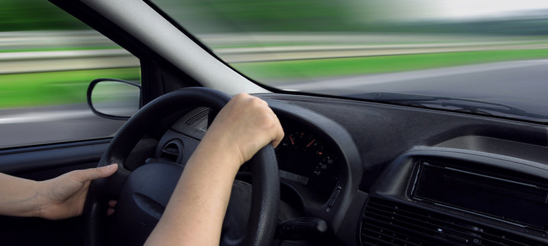 Int&eacute;rieur d'automobile circulant sur autoroute