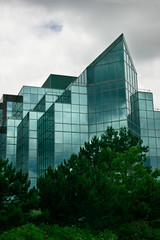 Fototapeta na wymiar nowoczesny biurowiec ze szkła