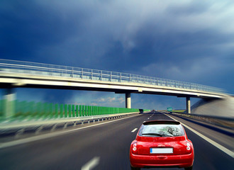 Fototapeta na wymiar nowoczesne autostrady i wielki czerwony samochód