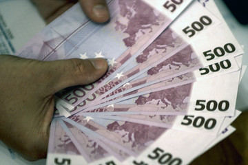 geschäftsmann zählt geld