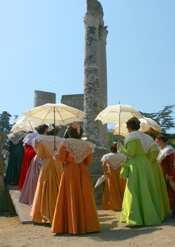femmes et ombrelles