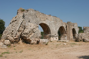 Fototapeta na wymiar vieux pont romain