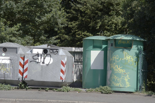 altglas container und altkleidersammlung
