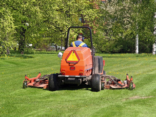 Obraz premium grass cutting tractor