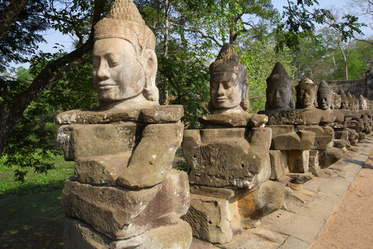 statues in cambodia