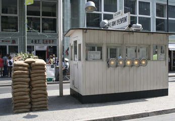 checkpoint charlie - obrazy, fototapety, plakaty