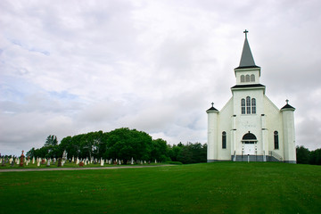 Fototapeta na wymiar kościół kraj i jego cmentarz w burzliwym niebie
