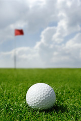 Obraz premium golf ball and flag