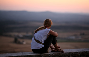 girl looking to the horizon